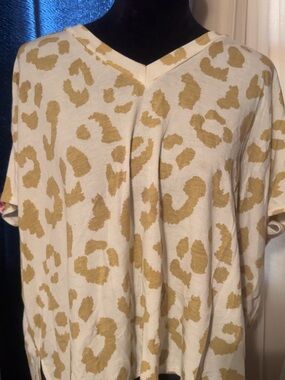 Women’s Cream & Gold Leopard V-Neck Short Sleeve Top